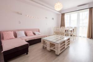 ブダペストにあるNemetvolgyi Apartmentのリビングルーム(ソファ、テーブル付)