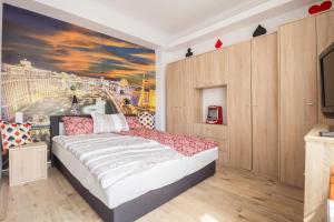ブダペストにあるNemetvolgyi Apartmentのベッドルーム1室(壁に絵画が描かれたベッド1台付)