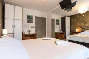 Postel nebo postele na pokoji v ubytování Apartments & rooms DDD2