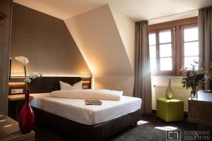 une chambre d'hôtel avec un lit et une fenêtre dans l'établissement Landhotel Geiselwind, à Geiselwind
