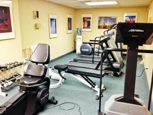 Spordikeskus ja/või sportimisvõimalused majutusasutuses Coast Wenatchee Center Hotel