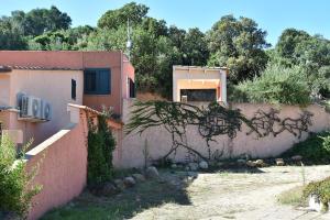 une maison avec une clôture et un mur dans l'établissement Résidence Terracorse, à Figari