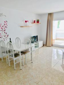 コスタ・テギセにあるNew Canela Apartmentの白いダイニングルーム(白いテーブルと椅子付)