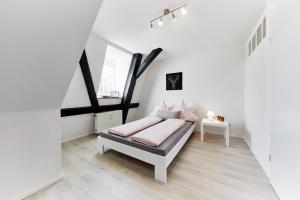 Un dormitorio blanco con una cama y una ventana. en Wohnung 3 - nur 5-10 min vom Europapark, en Ettenheim