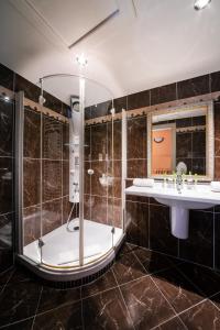 Koupelna v ubytování Hôtel des Deux Clefs + 37 fotografií
