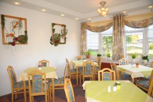 um restaurante com mesas e cadeiras e uma janela em Aktiv Pension em Oberhof