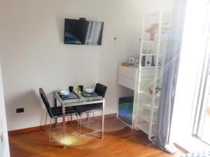 a small table and chairs in a room with a shelf at B&B Musica e Mare in Naples