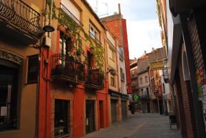 eine leere Straße in einer Stadt mit Gebäuden in der Unterkunft Hotel Pinxo in Santa Coloma de Farners