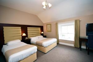 Una cama o camas en una habitación de Leenane Hotel