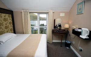 Una cama o camas en una habitación de Leenane Hotel