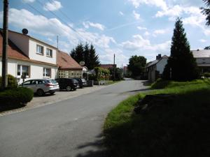 eine Straße mit am Straßenrand geparkt in der Unterkunft Hotel & Pension Aßmann in Hochkirch