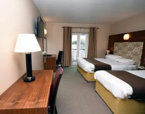 Una cama o camas en una habitación de Leenane Hotel