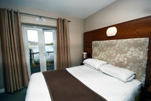 Una cama o camas en una habitación de Leenane Hotel