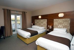 Una cama o camas en una habitación de Leenane Hotel