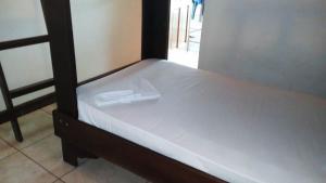Voodi või voodid majutusasutuse Cabinas surf Arribadas toas