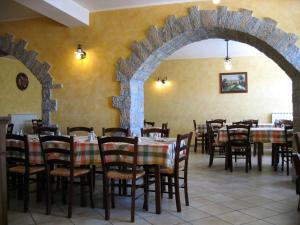a dining room with tables and chairs in a restaurant at guado cannavina in Capracotta