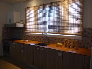 Kuhinja ili čajna kuhinja u objektu AZORES GARDEN HOUSE - Private Suites & Apartments - Automatic Self Check-in