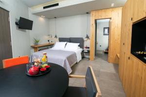 TV a/nebo společenská místnost v ubytování Marquise Suites - Adults Only