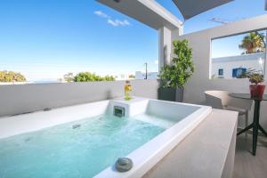Bazén v ubytování Marquise Suites - Adults Only nebo v jeho okolí