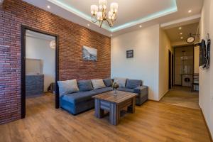 提比里斯的住宿－Betlemi Apartment 41，带沙发和砖墙的客厅