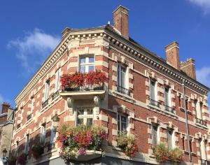 un gran edificio de ladrillo con flores. en Le Saint-Rémy, en Épernay
