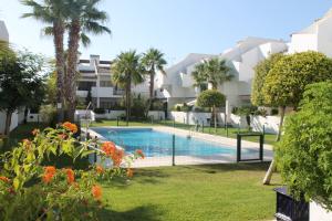 Bazén v ubytovaní Apartamento en Urbanizacion Hacienda Golf Islantilla alebo v jeho blízkosti