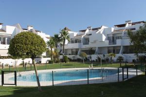 Bazén v ubytovaní Apartamento en Urbanizacion Hacienda Golf Islantilla alebo v jeho blízkosti