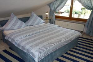 Ein Bett oder Betten in einem Zimmer der Unterkunft Alpenflair Ferienwohnungen Whg 223