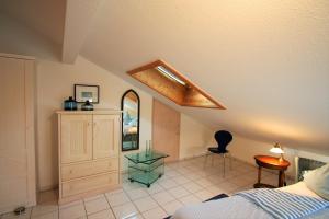 Ein Bett oder Betten in einem Zimmer der Unterkunft Alpenflair Ferienwohnungen Whg 223