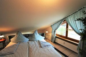 Ein Bett oder Betten in einem Zimmer der Unterkunft Alpenflair Ferienwohnungen Whg 223