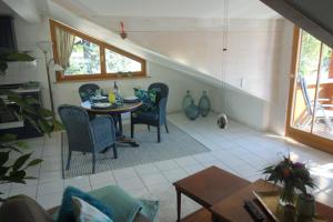 ein Esszimmer mit Tisch und Stühlen in der Unterkunft Alpenflair Ferienwohnungen Whg 223 in Oberstdorf