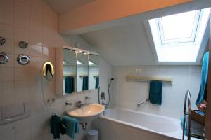 Ein Badezimmer in der Unterkunft Alpenflair Ferienwohnungen Whg 223