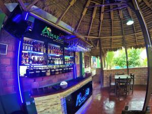 un bar en un restaurante con mucho alcohol en Amazon City en Pucallpa