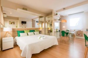 A bed or beds in a room at ApartaSuite Centro Histórico Ático tranquilo y luminoso en el corazón de Granada