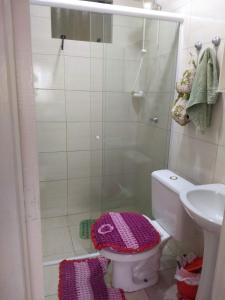 a bathroom with a shower and a toilet and a sink at Casa de família e Quarto in Balneário Camboriú
