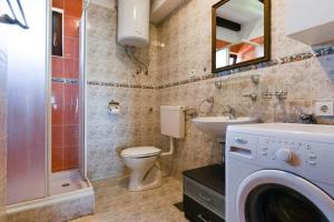 W łazience znajduje się umywalka i pralka. w obiekcie Villa Steffany Apartments w mieście Kolan +37 zdjęć