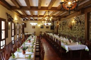 un comedor con mesas y sillas largas en Complejo Rural Las Palomas, en Jerte