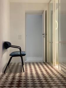 a chair in an empty room with a door at PrimoPianoPosillipo in Naples