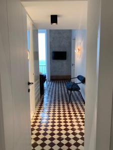 a hallway with a checkered floor and a room at PrimoPianoPosillipo in Naples
