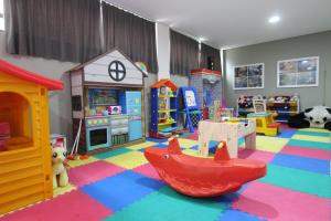 uma sala de jogos com muitos tipos diferentes de brinquedos em Hotel Ilhas do Caribe - Na melhor região da Praia da Enseada no Guarujá