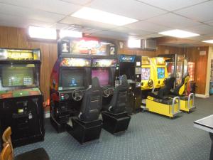 una sala con juegos de arcade y máquinas de videojuegos en Royal Atlantic Beach Resort, en Montauk