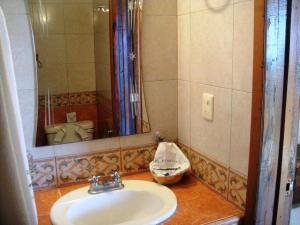 un bagno con lavandino e specchio di Hotel Barracuda a Cozumel