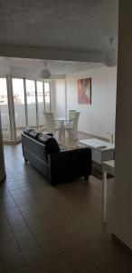 a living room with a couch and a table and chairs at Hello Guyane 6, Appartement, Haut Standing in Cayenne