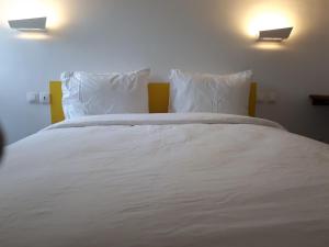 เตียงในห้องที่ hôtel sainte emmanuelle