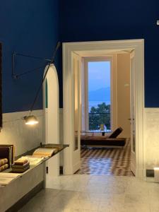a room with blue walls and a room with a window at PrimoPianoPosillipo in Naples