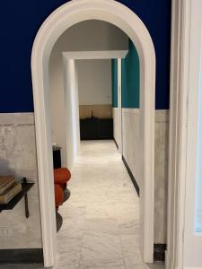 an archway in a hallway with a blue wall at PrimoPianoPosillipo in Naples