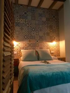 アレーナス・デ・サン・ペドロにあるCharcos de Gredosのベッドルーム1室(枕2つ、壁付)