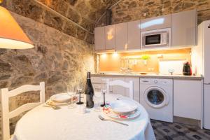 Кухня или мини-кухня в Villa Amalia Suites Malaga
 +30 фотографий