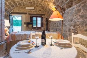 una mesa con una botella de vino y copas. en Villa Amalia Suites Malaga, en Málaga
