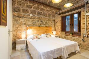 Кровать или кровати в номере Villa Amalia Suites Malaga
